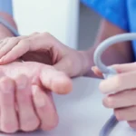 asistent checking patient