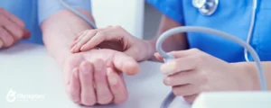 asistent checking patient
